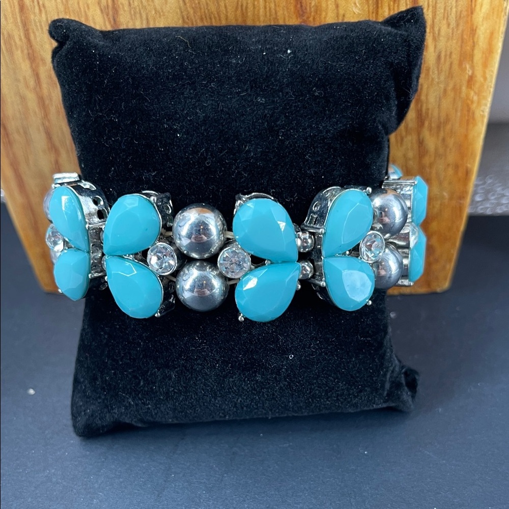 1.17.26-32 Turquoise Cabochons & Silvertone Beads with Glass Stretchy 🦋 Bracelet - Picture 1 of 5